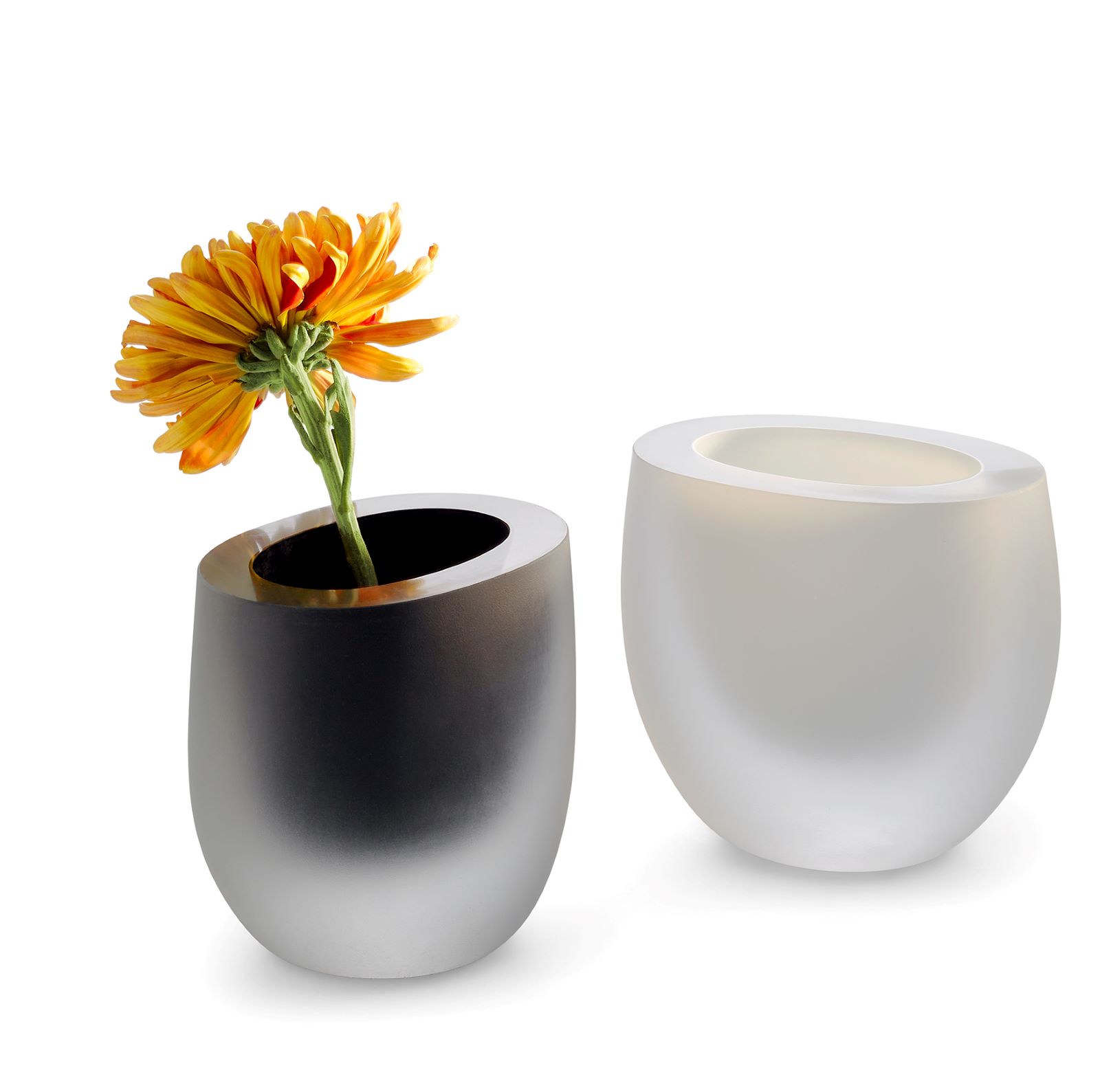 P139004 P13905 Opak černá váza a bílá váza od Philippi je nadčasová